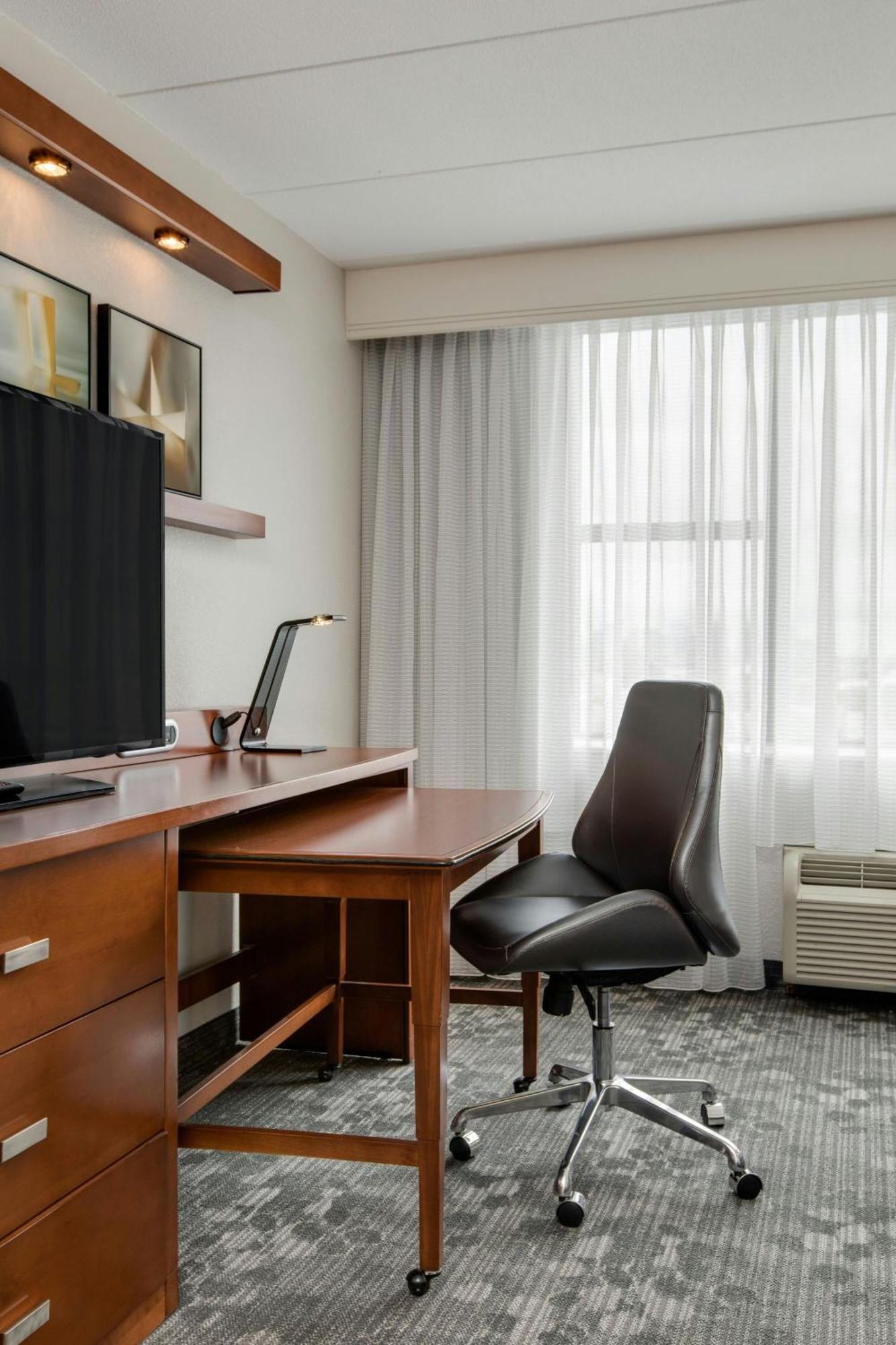 Готель Courtyard By Marriott Boston Logan Airport Екстер'єр фото