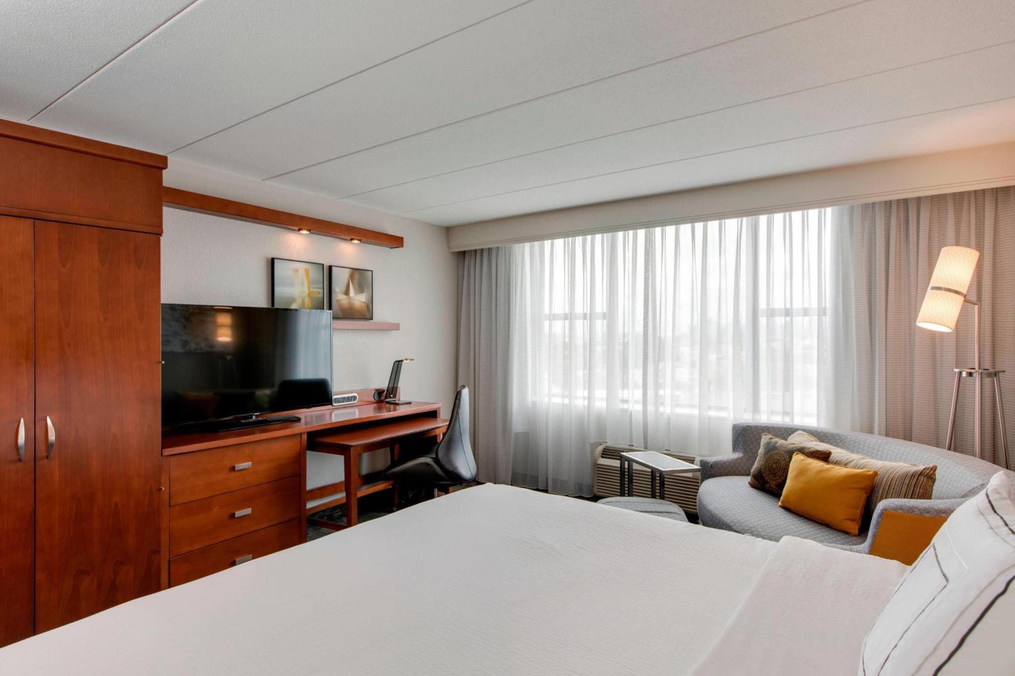 Готель Courtyard By Marriott Boston Logan Airport Екстер'єр фото