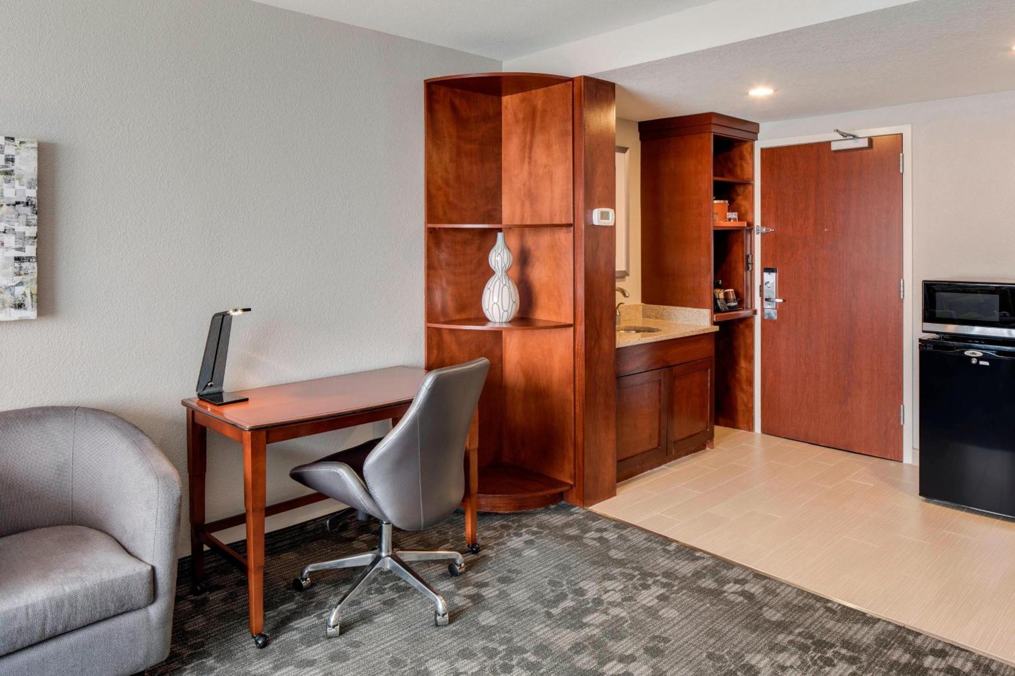 Готель Courtyard By Marriott Boston Logan Airport Екстер'єр фото