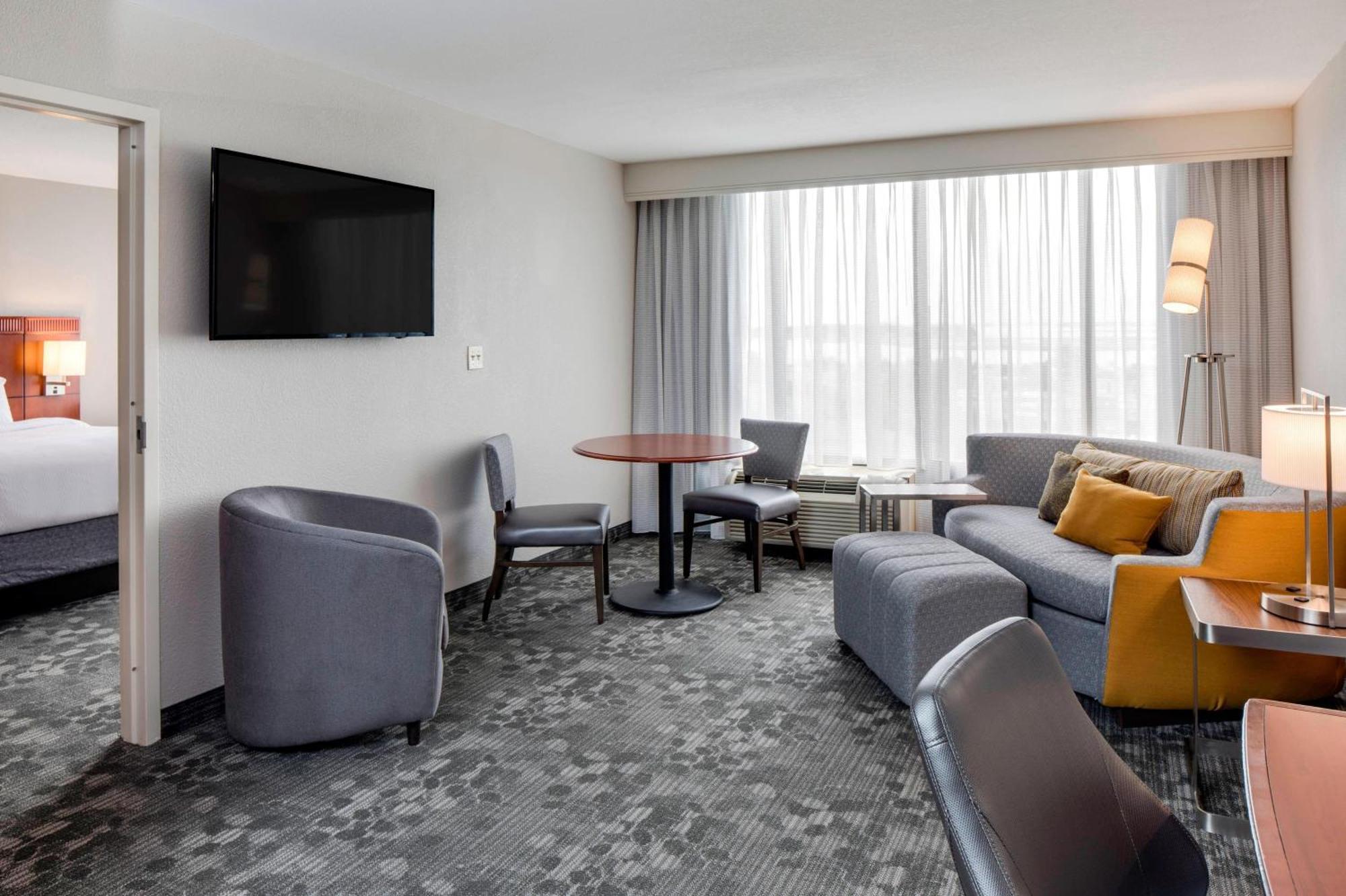 Готель Courtyard By Marriott Boston Logan Airport Екстер'єр фото