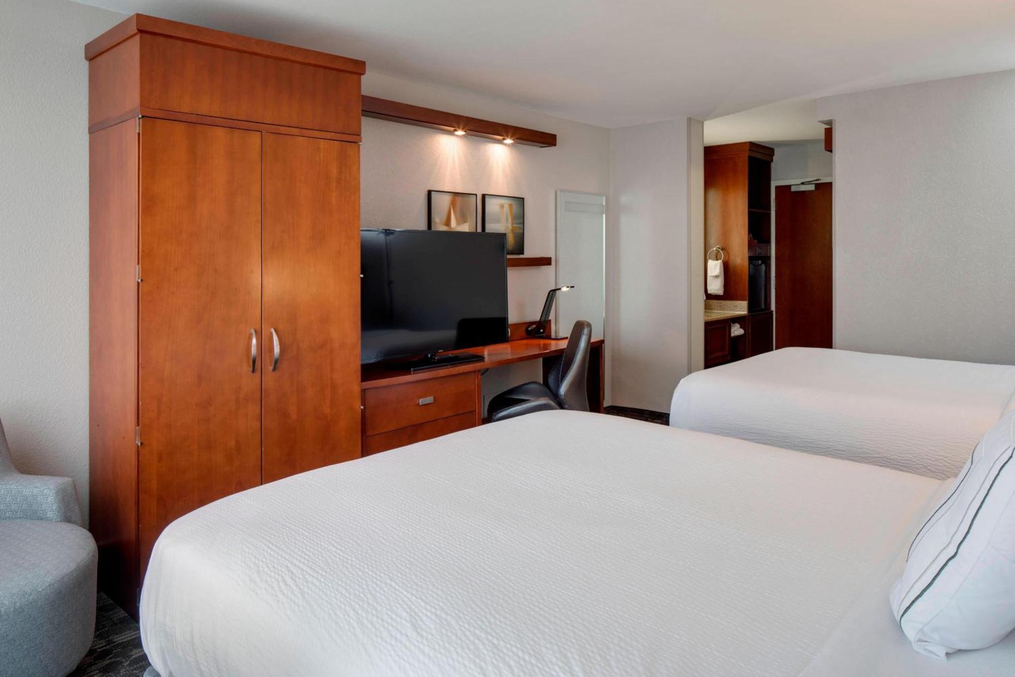 Готель Courtyard By Marriott Boston Logan Airport Екстер'єр фото